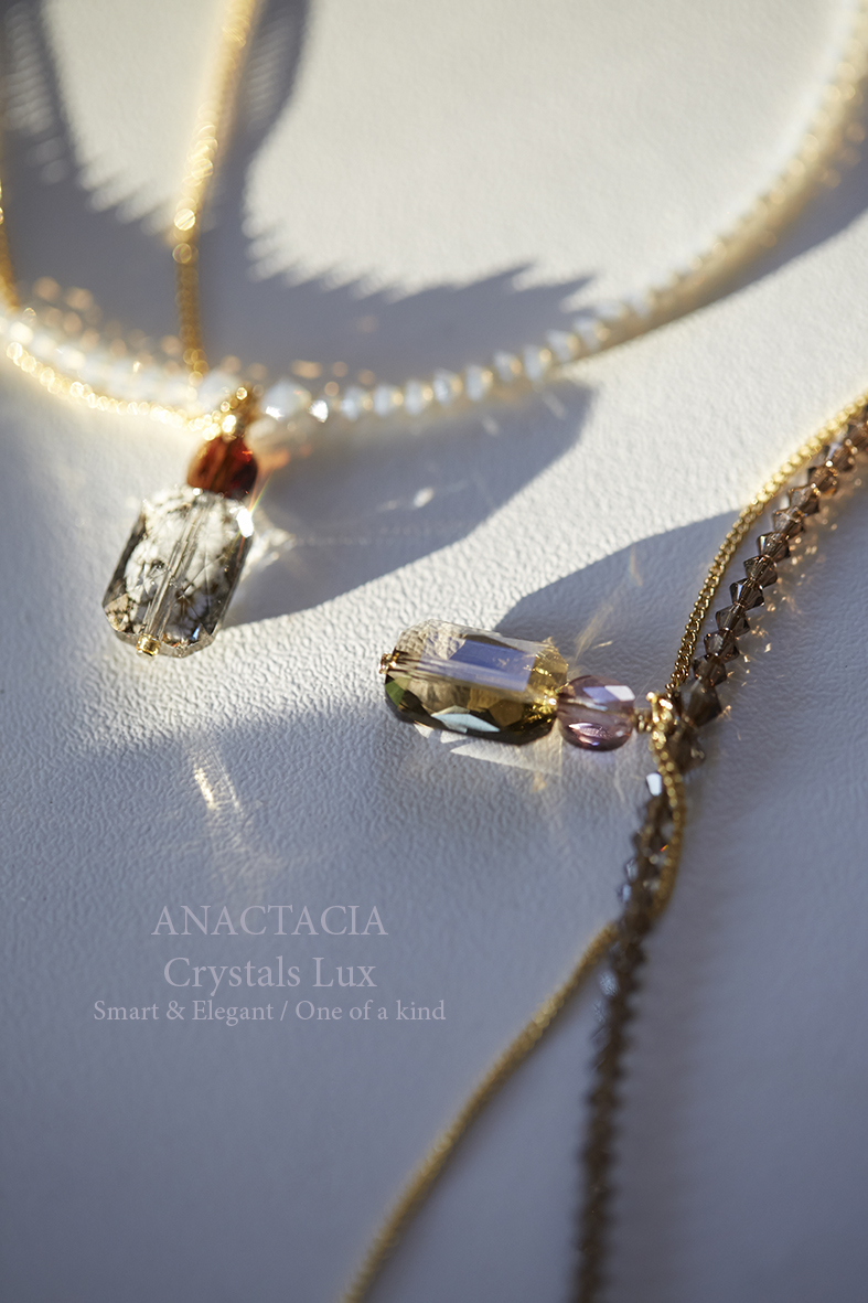 Серия украшений Crystals появилась от очарования мной кристаллами. Я была очарована количеством оттенков, игрой граней, разнообразием форм, сиянием. Моментально стали появляться идеи, эскизы в голове, сочетания форм и цветов. Это разнообразие кружило голову. Впоследствии я поняла, что нужен фокус. Так я подобрала те цвета и формы, которые мне кажутся самыми интересными. Думаю, в серии Crystals ценен этот выбор. В этой серии я собрала невероятной красоты кристаллы.